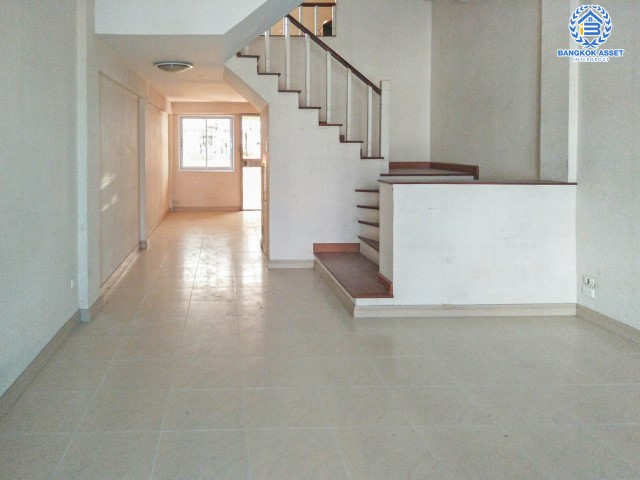 ทาวน์โฮมมือสองย่านกรุงเทพฯ หมู่บ้าน แฮปปี้แลนด์ แกรนด์วิลล์ ลาดพร้าว101 เนื้อที่มากถึง 22.3 ตร.ว. ฟังก์ชัน 3 ห้องนอน 4 ห้องน้ำ 1 ที่จอดรถ รีโนเวทโครงสร้างครัวหลังบ้านใหม่ บนทำเลแห่งการเดินทาง ใกล้รถไฟฟ้า(ในอนาคต) สายสีเหลือง "สถานีลาดพร้าว 101" และทางด่วน "รามอินทรา-เอกมัย"